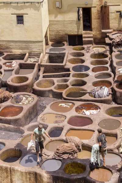 Fes el Bali worker the dye pots at leather traditional tanneries — Stock Photo, Image