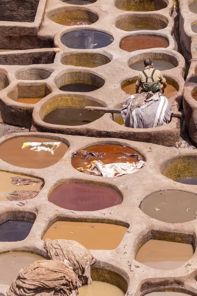 Fes el Bali worker the dye pots at leather traditional tanneries — Stock Photo, Image