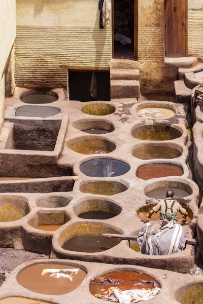 Fes el Bali worker the dye pots at leather traditional tanneries — Stock Photo, Image