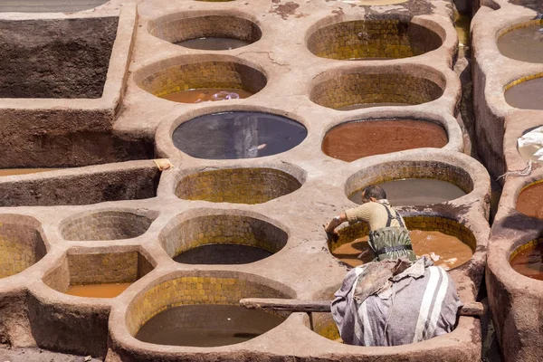 Fes el Bali worker the dye pots at leather traditional tanneries — Stock Photo, Image