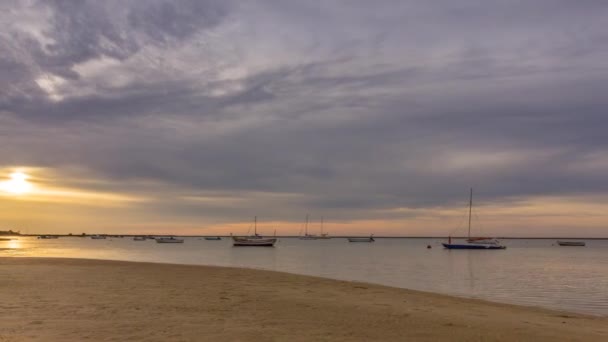 Pan Timelapse Algarve Cavacos playa amanecer paisaje en la reserva de humedales Ria Formosa, sur de Portugal, famoso destino natural . — Vídeo de stock