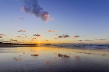 Casablanca'Tamarist Plajı'nda günbatımı Atlantik okyanus görmek