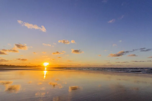 Coucher de soleil vue sur l'océan Atlantique à la plage Tamarist, à Casablanca — Photo