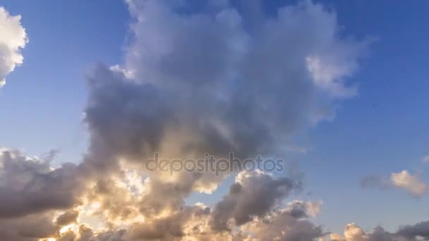 Время захода солнца на облачном фоне — стоковое видео