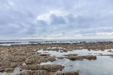 Dar Bouazza kayalık Plajı'nda günbatımı Atlantik okyanus görmek