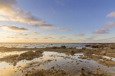 Dar Bouazza kayalık Plajı'nda Cloundscape Atlantik okyanus görmek