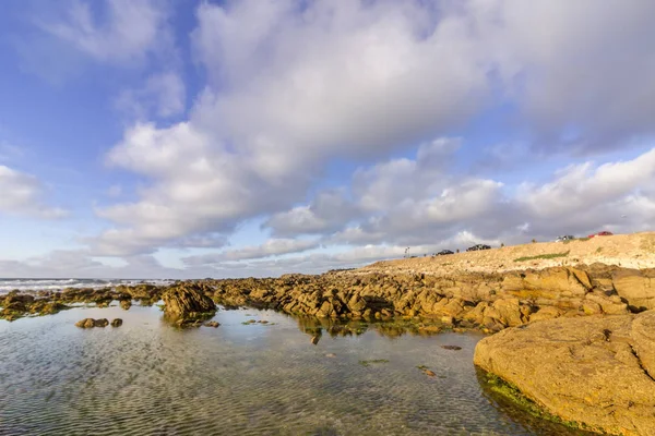 Paysage Naturel Océan Atlantique vue sur la plage rocheuse de Dar Bouazza — Photo