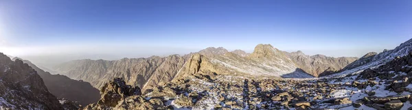 Parc national de Toubkal, le pic whit 4,167m est le plus élevé des montagnes de l'Atlas et de l'Afrique du Nord, sentier de trekking vue panoramique — Photo