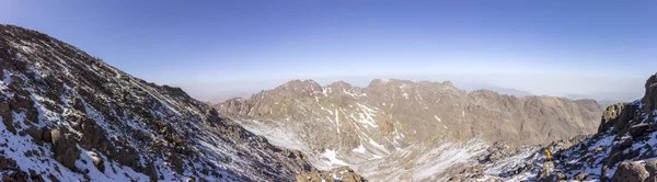 Toubkal nationalparken, den topp whit 4.167 m är den högsta i Atlasbergen och Nordafrika, trekking trail panoramautsikt. — Stockfoto