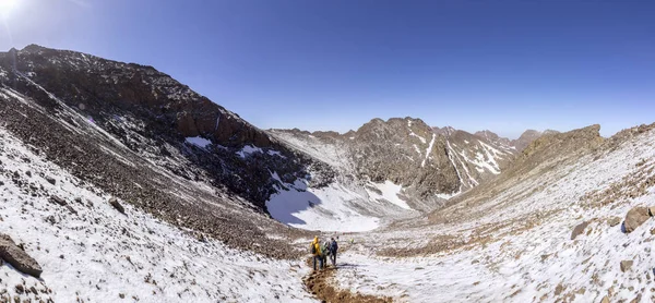 Toubkal nationalparken, den topp whit 4.167 m är den högsta i Atlasbergen och Nordafrika, trekking trail panoramautsikt. — Stockfoto