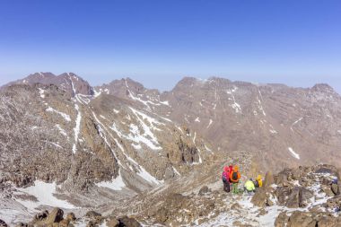 Atlas Dağları ve Kuzey Afrika'da Toubkal Milli Parkı, tepe katiyen 4,167m en yüksek olduğu, yürüyüşçülerin görünümü iz.