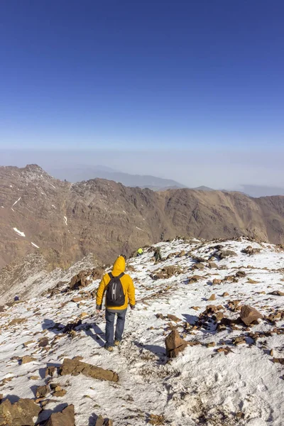 Toubkal Nationaalpark, de piek whit 4167 m is het hoogste in het Atlasgebergte en Noord-Afrika, trekker trail weergave. — Stockfoto