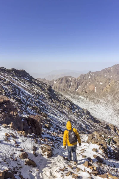 Parc national Toubkal, le pic whit 4,167m est le plus élevé des montagnes de l'Atlas et de l'Afrique du Nord, vue sur le sentier des randonneurs . — Photo