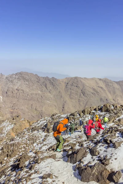 Toubkal national park, the peak whit 4,167m is the highest in the Atlas mountains and North Africa, trekkers trail view. — Stock Photo, Image