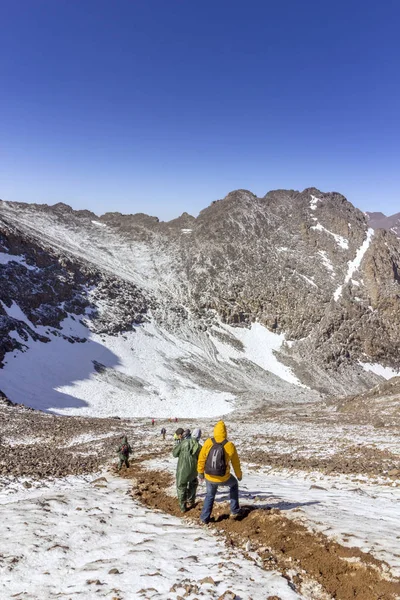 Toubkal nationalparken, den topp whit 4.167 m är den högsta i Atlasbergen och Nordafrika, vandrare trail Visa. — Stockfoto