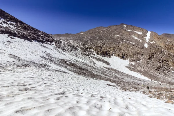 Toubkal nationalparken, den topp whit 4.167 m är den högsta i Atlasbergen och Nordafrika, trekking trail panoramautsikt. — Stockfoto