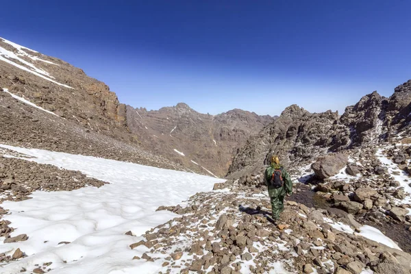 Toubkal national park, the peak whit 4,167m is the highest in the Atlas mountains and North Africa, trekker trail view. — Stock Photo, Image