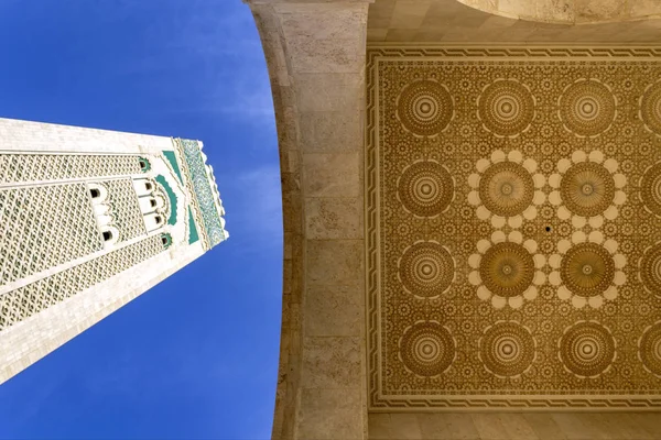 Mezquita Grande Hassan II, minarete y detalle arquitectónico, en Casablanca . —  Fotos de Stock