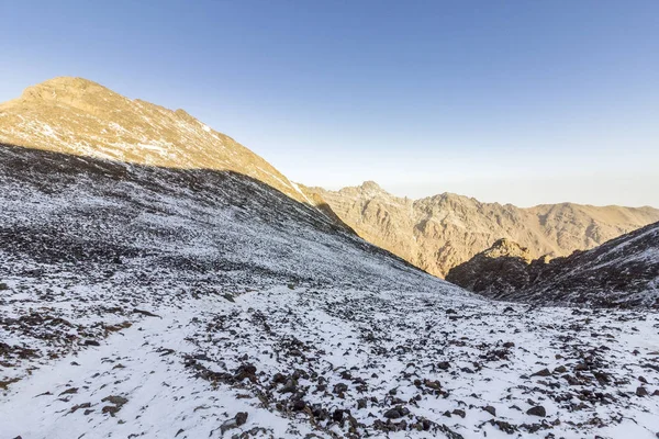 Toubkal nationalparken, den topp whit 4.167 m är den högsta i Atlasbergen och Nordafrika — Stockfoto