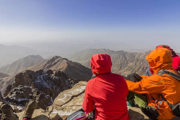 Parc national Toubkal, le pic whit 4,167m est le plus élevé dans les montagnes de l'Atlas et de l'Afrique du Nord, les randonneurs se détendre et apprécier la vue . Images De Stock Libres De Droits