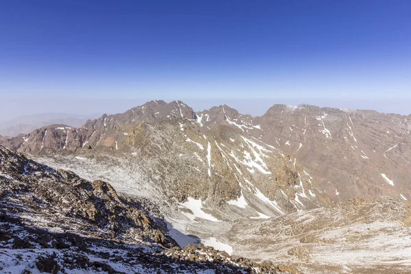 Toubkal Nationaalpark, de piek whit 4167 m is het hoogste in het Atlasgebergte en Noord-Afrika — Stockfoto
