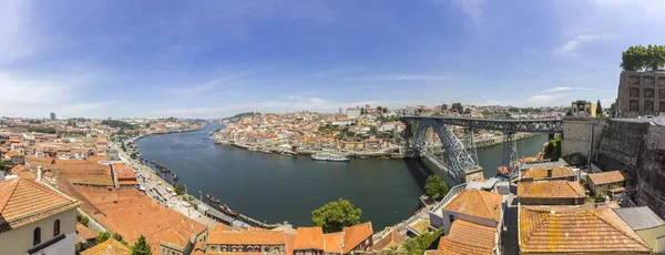 Vista panoramica dal centro storico al margine di Gaia, Porto Ribeira paesaggio urbano — Foto Stock