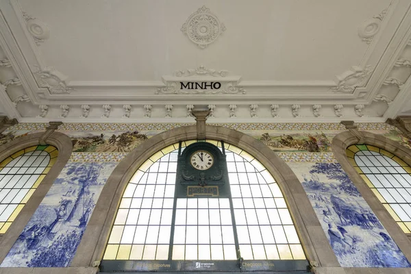 Порту, Португалія - 24 червня 2017: Стародавні vintage Azulejos панелі й усередині деталей з головний зал з Сан Бенту залізничного вокзалу в місті Порто. — стокове фото