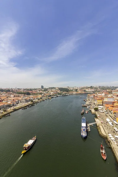 Vista del paisaje de Oporto sobre el río Duero y el barco turístico, en un día de verano —  Fotos de Stock