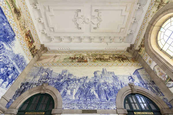 PORTO, PORTUGAL - JUNE 24, 2017: Ancient vintage Azulejos panel and inside detail of main hall of Sao Bento Railway Station in Porto city. — Stock Photo, Image