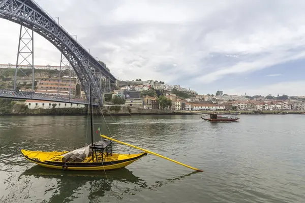 Zobrazit historické čtvrti Ribeira, na okraj Douro river nábřeží Oporto staré město a Luis jsem most, Porto. — Stock fotografie