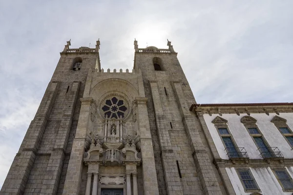 Catedral de Oporto Iglesia católica, arquitectura románica y gótica — Foto de Stock