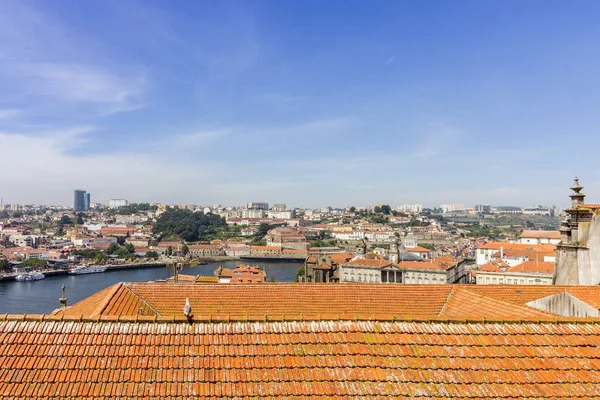 Porto krajiny výhled na řeku Douro a hřmícím střechy, — Stock fotografie