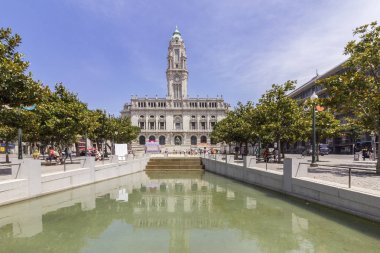 Porto Avenida dos Aliados belediyede. Bir neoklasik mimar Antonio Correia da Silva tarafından tasarlanmış bina inşaat 1920 başladı.