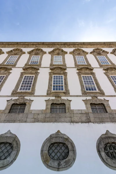 Biskupský palác perspektivy, bývalé sídlo biskupů Porto, nachází ve vysoké nadmořské výšce, nedaleko Porto katedrála — Stock fotografie