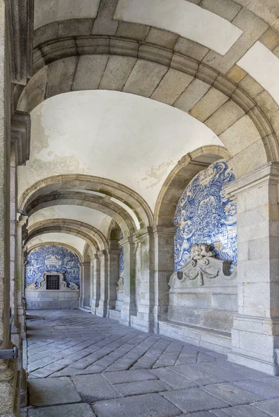 Porto Cathedral Catholic church, architectural detail. Unesco World Heritage Site.  Construction started around 1110 — Stock Photo, Image