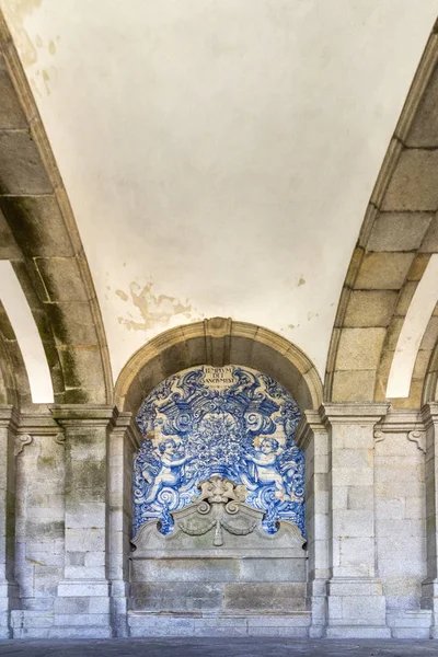 Католическая церковь Порто, архитектурные детали. Объект Всемирного наследия ЮНЕСКО. Строительство началось около 1110 года. — стоковое фото