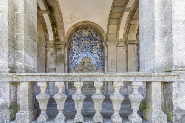 Католическая церковь Порто, архитектурные детали. Объект Всемирного наследия ЮНЕСКО. Строительство началось около 1110 года. — стоковое фото