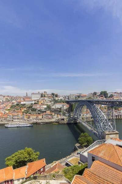 Zobrazit historické čtvrti Ribeira, na okraj Douro river nábřeží Oporto staré město a Luis jsem most, Porto — Stock fotografie