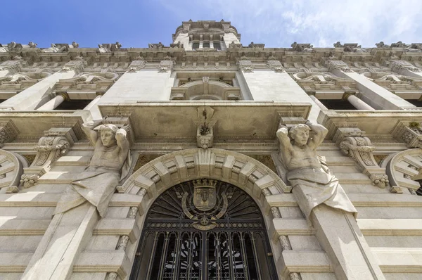 Perspectiva de fachada del Ayuntamiento de Oporto en Avenida dos Aliados . — Foto de Stock