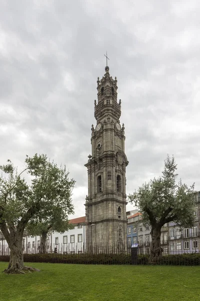 Klokkentoren van de kerk Clerigos, is een beroemde uitzichtpunt — Stockfoto