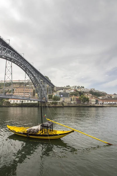 Vista do bairro histórico da Ribeira, na margem do dique do rio Douro Cidade velha do Porto e ponte Luís I, Porto — Fotografia de Stock
