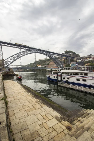 Vista del casco histórico de Ribeira, a orillas del río Duero, terraplén del casco antiguo de Oporto y puente Luis I, Oporto — Foto de Stock