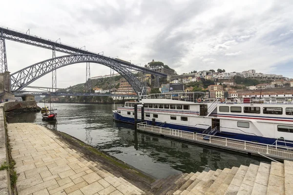 Zobrazit historické čtvrti Ribeira, na okraj Douro river nábřeží Oporto staré město a Luis jsem most, Porto — Stock fotografie