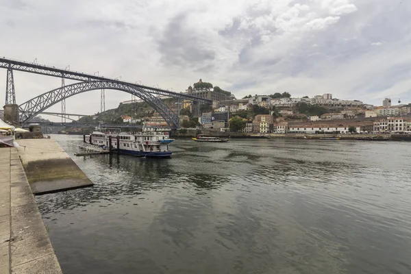Zobrazit historické čtvrti Ribeira, na okraj Douro river nábřeží Oporto staré město a Luis jsem most, Porto — Stock fotografie