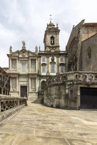 Landmark gevel van de gotische kerk van Saint Francis Igreja de São Francisco in Porto — Stockfoto