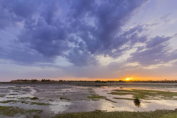 Вид на соленое болото Ольхао и на природный парк Риа Фора, известный своими природными достопримечательностями. Алгарве — стоковое фото