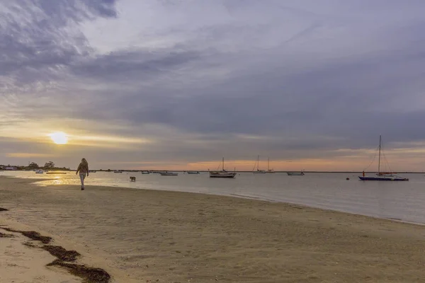 Algarve Cavacos playa amanecer crepúsculo paisaje en Ria Formosa mojado — Foto de Stock