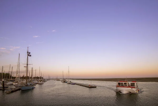 Olhao barca da diporto Marina al crepuscolo, la città è capitale del parco naturale Ria Formosa zone umide conservazione, in Algarve destinazione — Foto Stock