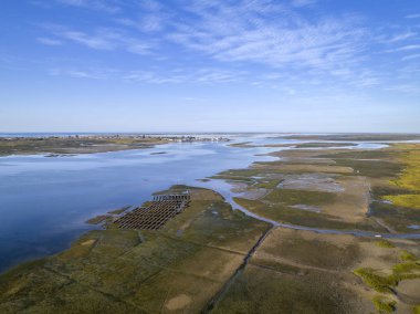 Ria Formosa sulak doğal Park, Cavacos beach üzerinde hava deniz manzarası. Algarve. 