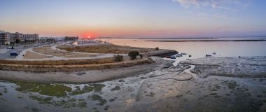 Olhao tuz bataklığı giriş, waterfront Ria Formosa doğal park için Sunrise hava deniz manzarası görünümü. Algarve.